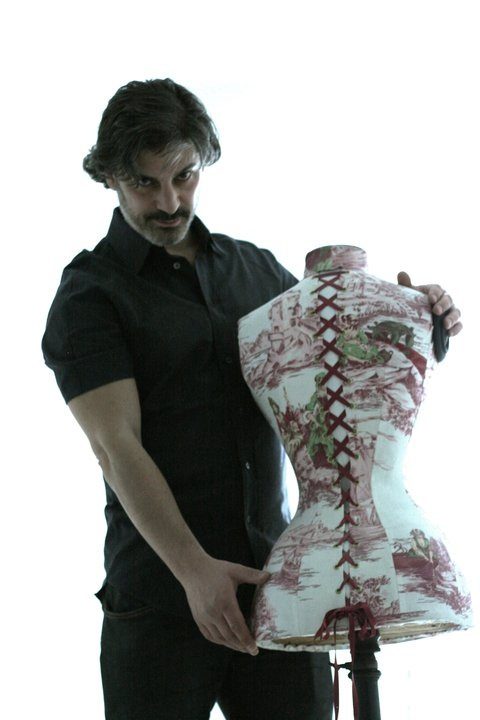 Stéphane Pariente présentant un mannequin ancien habillé de toile de Jouy