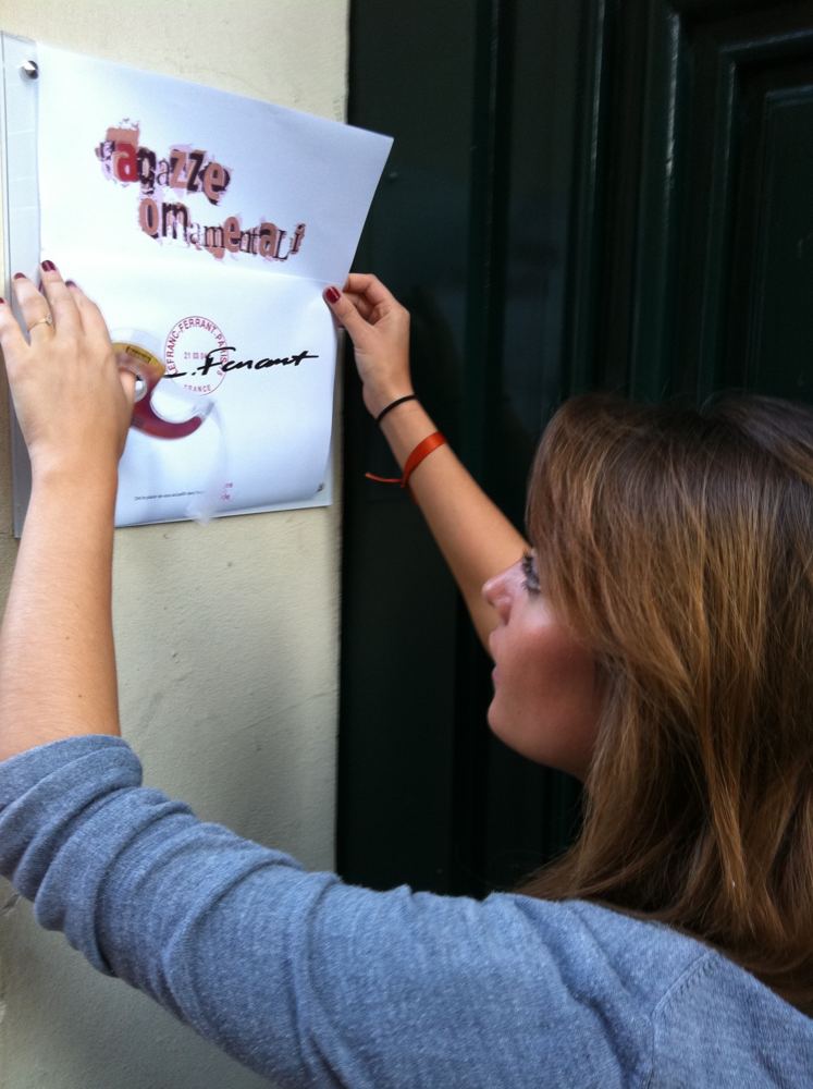 Affiche de la présentation Lefranc Ferrant et Ragazze Ornamentali à l'entrée du showroom