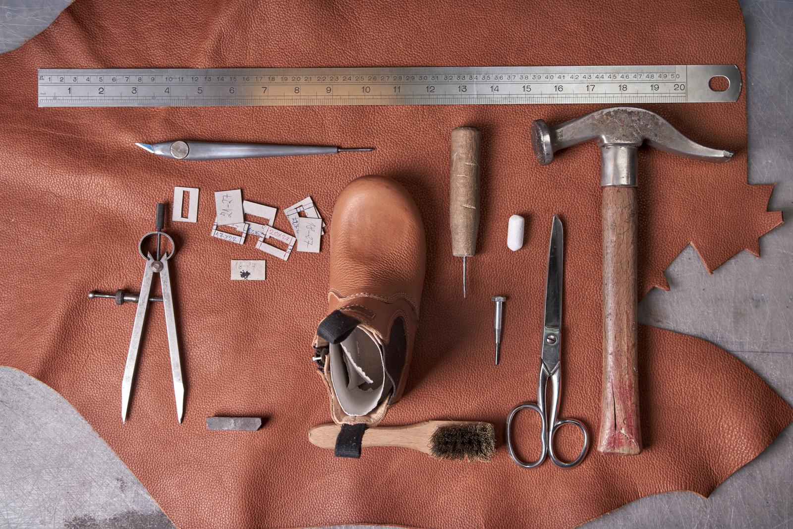 Outils du cordonnier sur une peau