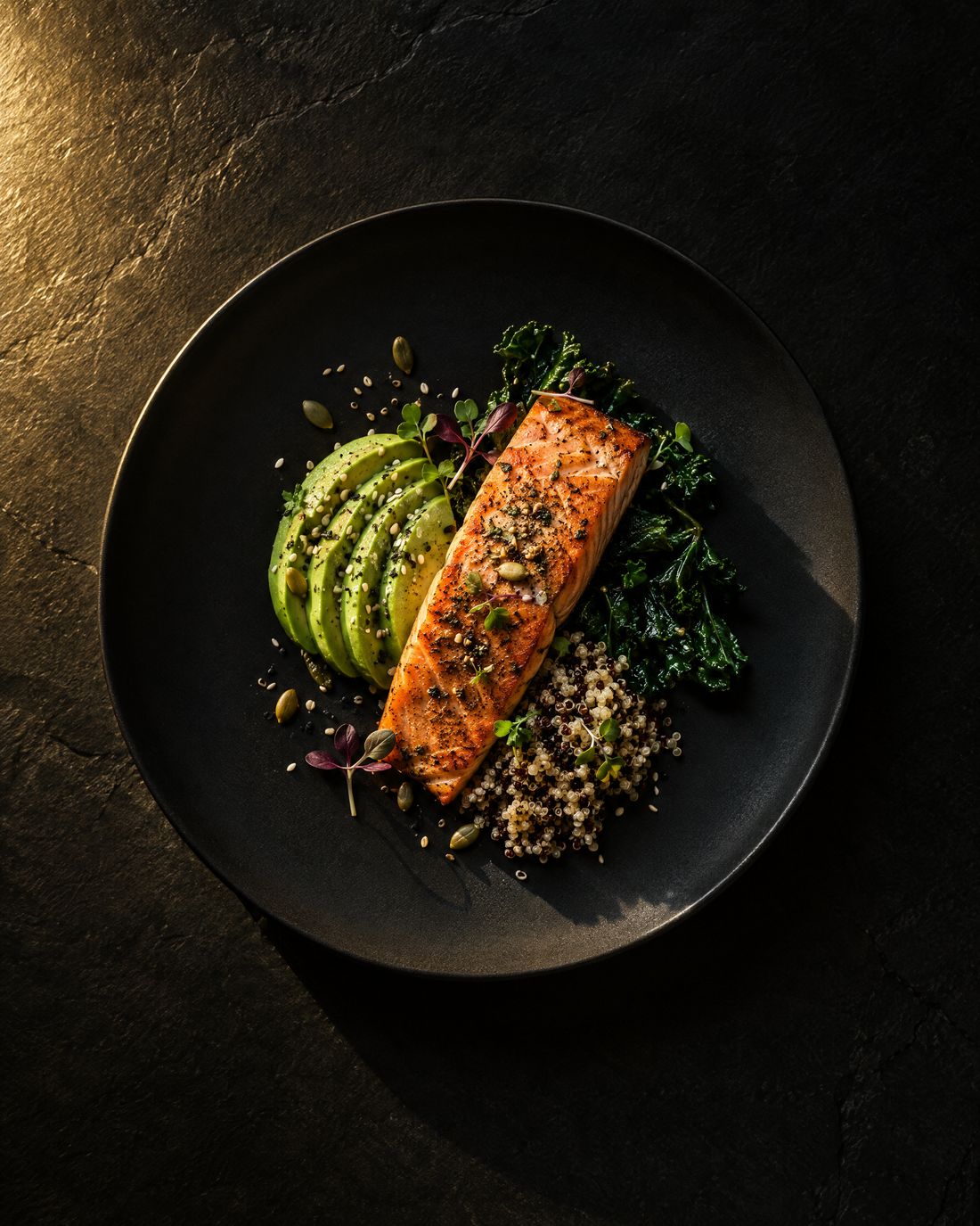 Plato de salmón, aguacate y quinoa