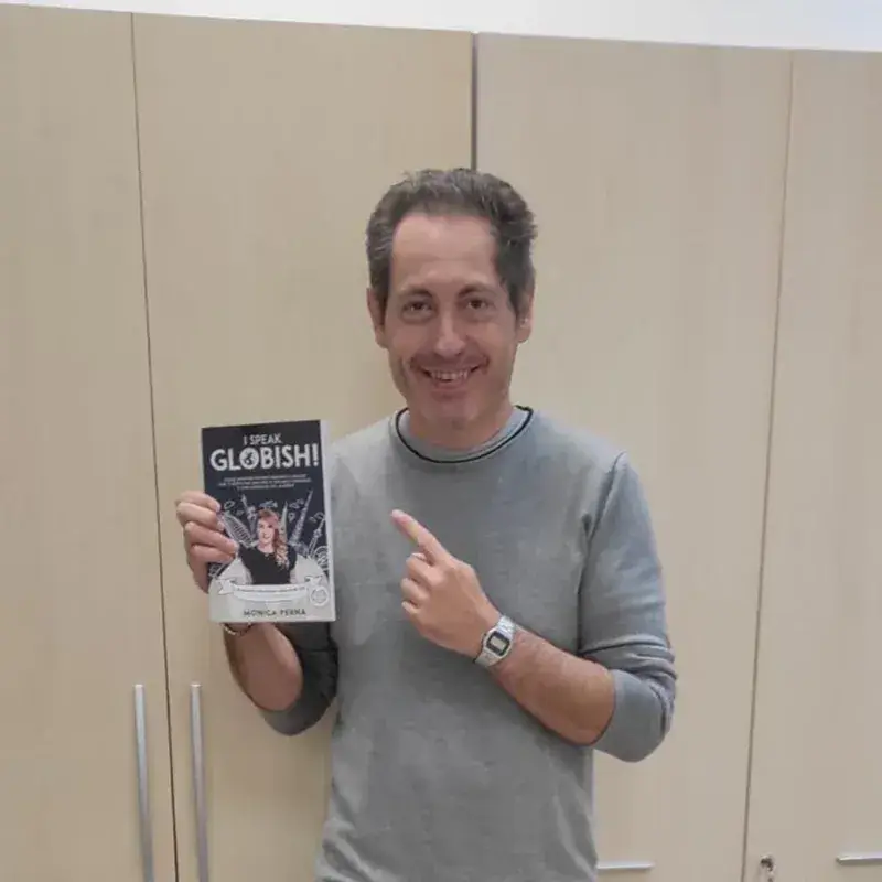 Giovanni con il libro I Speak Globish!
