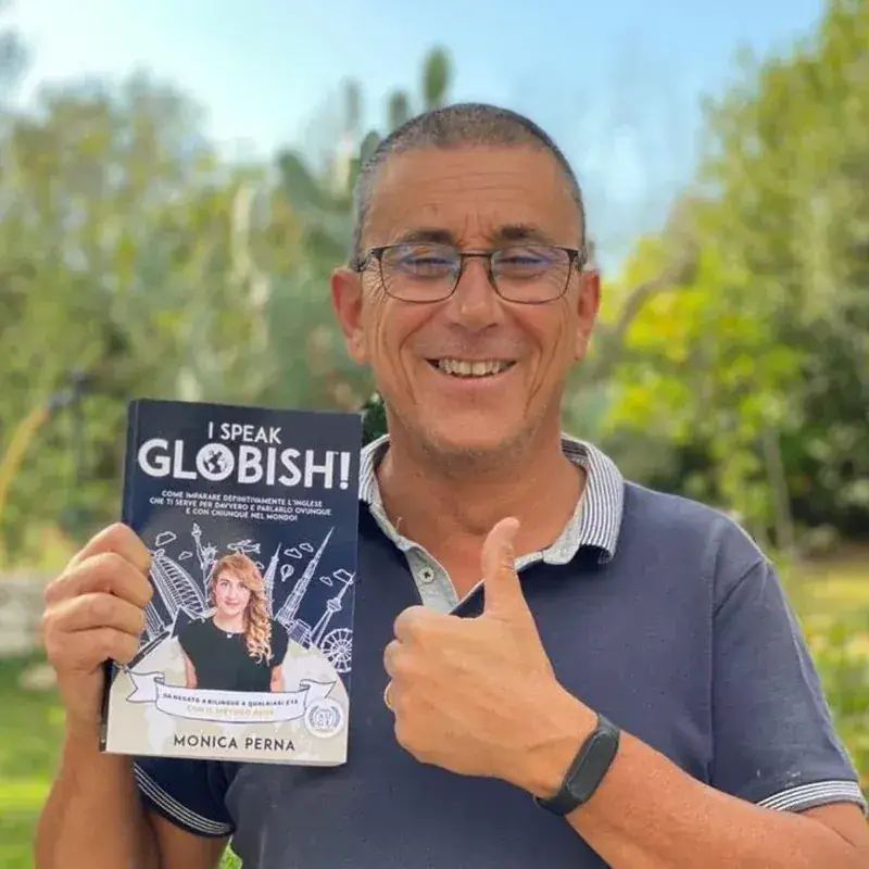 Vicky con il libro I Speak Globish!