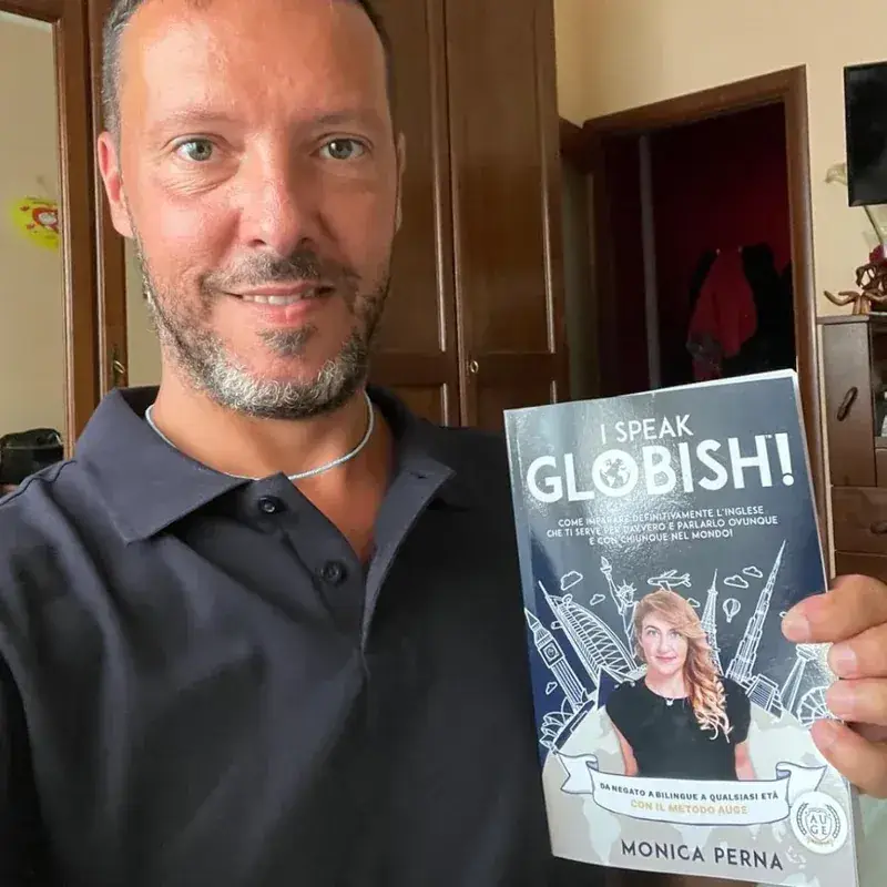 Davide con il libro I Speak Globish!