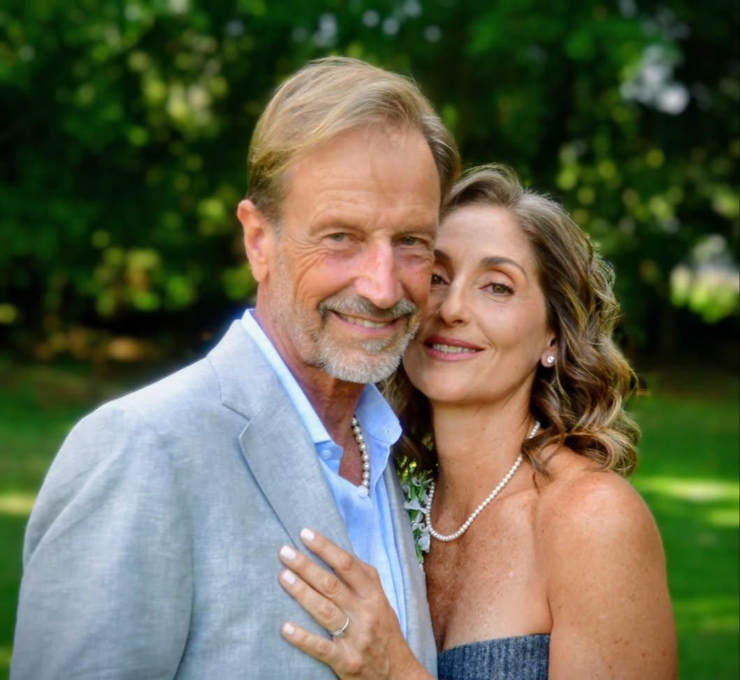 Carla junto a su esposo, al aire libre
