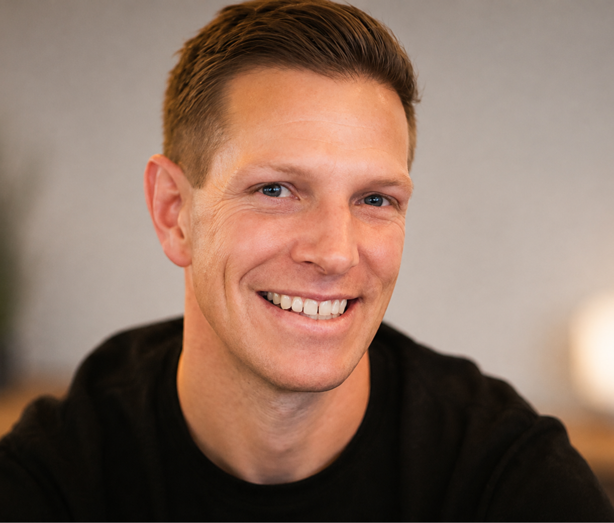 A headshot photo of Scott Farmer