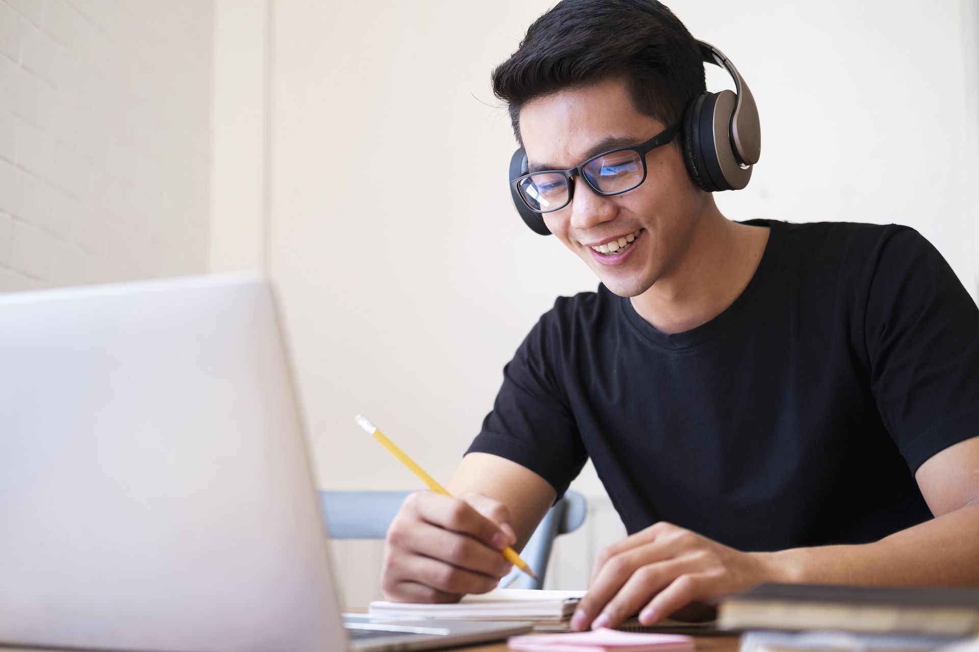 Student participating in a virtual online program