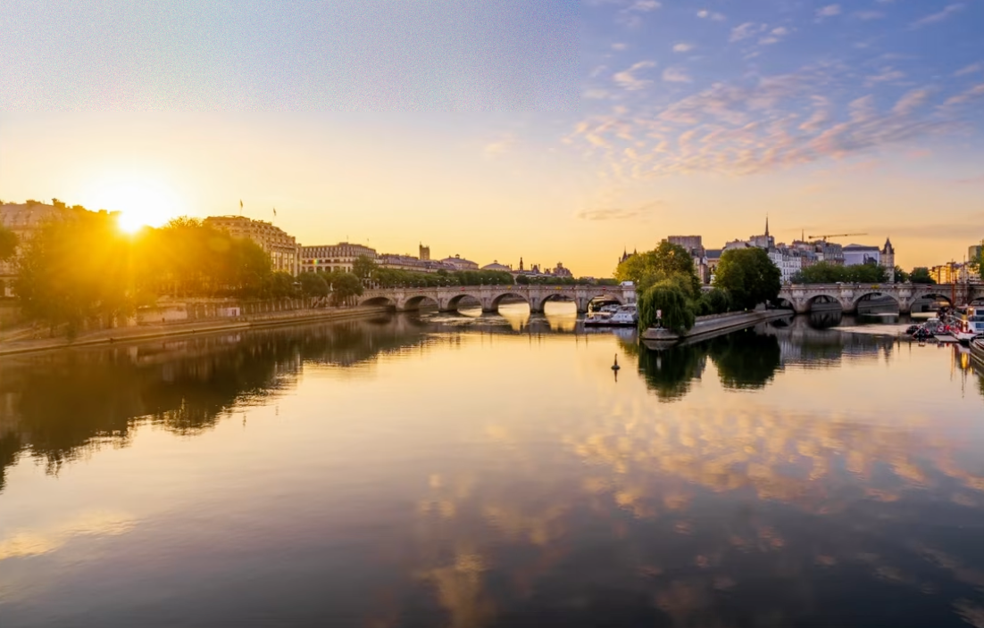Another balanced, properly edited view of the sunrise over the Seine in Paris