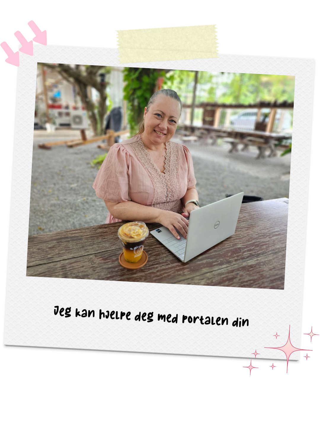 Lene Gunvaldsen sitter ved et bord med laptop og kaffe