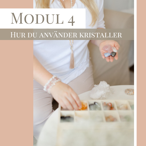 Angelica Weston från Healerworker Academy väljer kristaller ur en förvaringslåda för 'Modul 4: Hur du använder kristaller' i Introdutionskursen om kristaller.