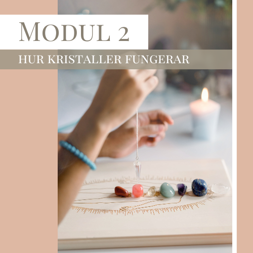 Hand som håller en kristallpendel över chakrakristallmall med texten 'Modul 2: Hur kristaller fungerar' för introduktionskurs i kristaller av Angelica Weston på Healerworker Academy.