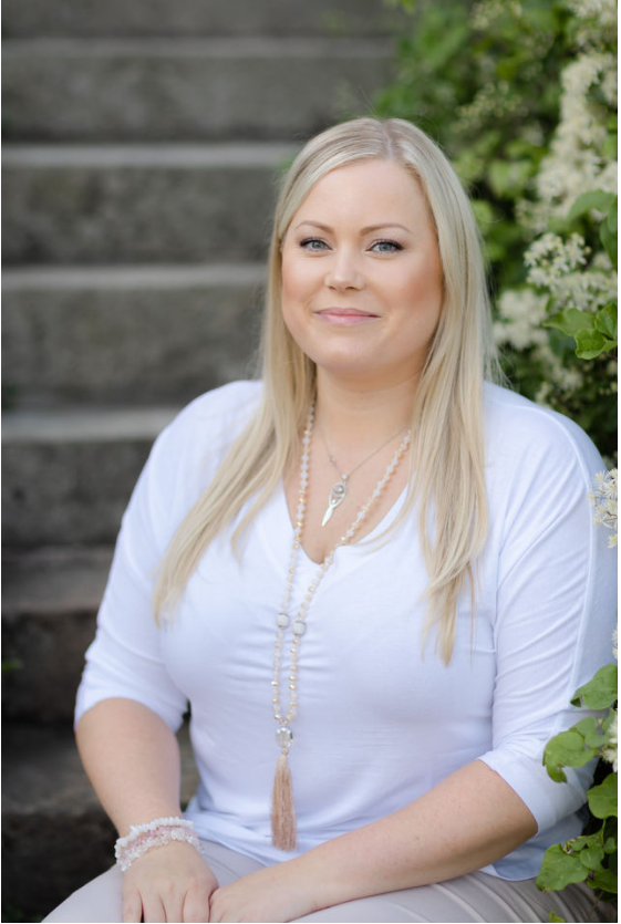 Angelica Weston, grundare av Healerworker Academy och expert på kristallhealing, presenterar kursen Introduktion till Kristaller.