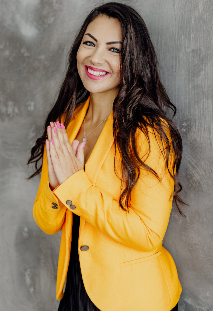 Portrait of Dr. Shiny Unsal, ICF Master Coach, NLP Trainer, and founder of Shiny Minds Brain Hemisphere Prop