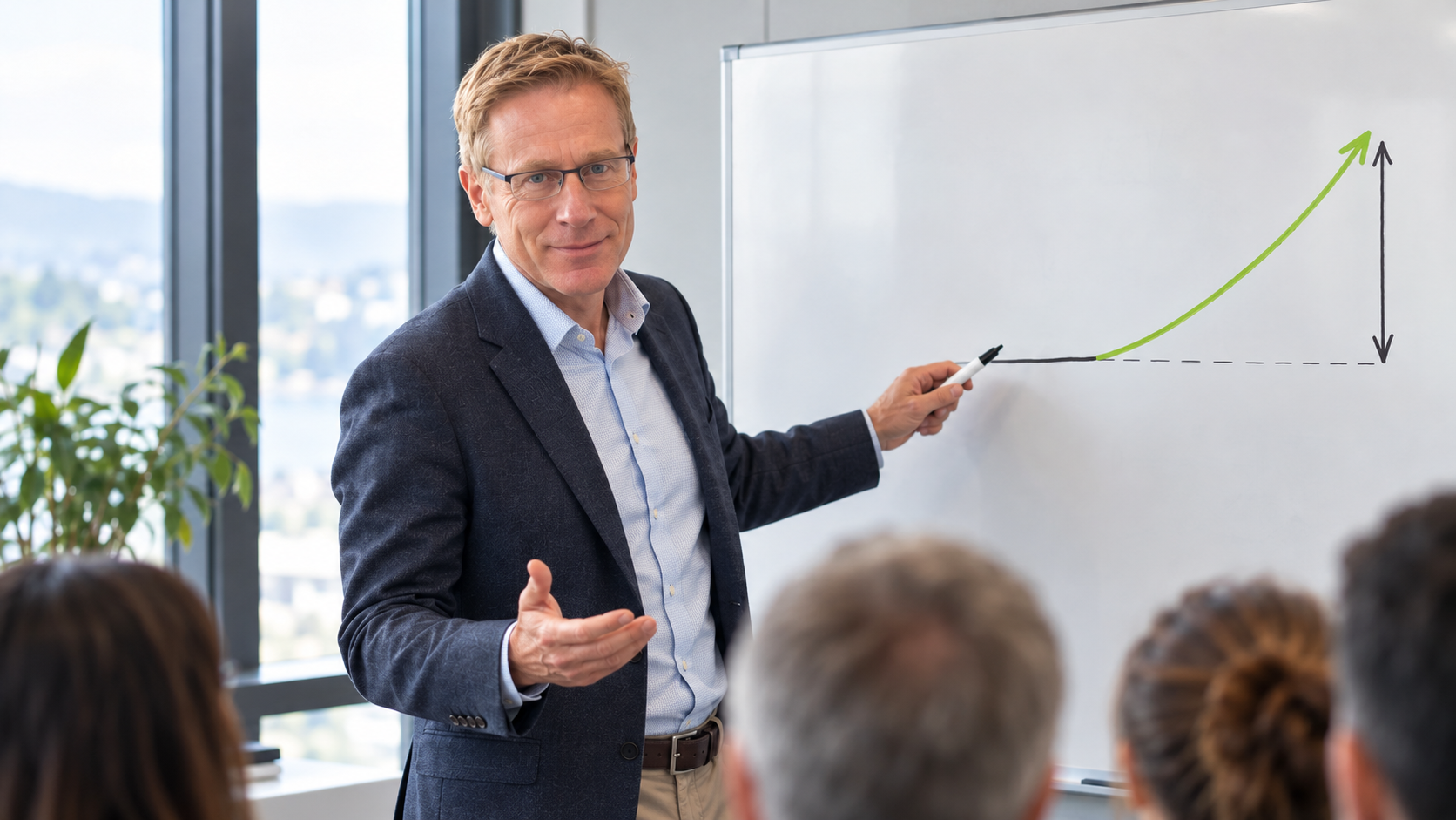 Volkmar Völzke zeigt einem Führungsteam am Whiteboard das Potenzial