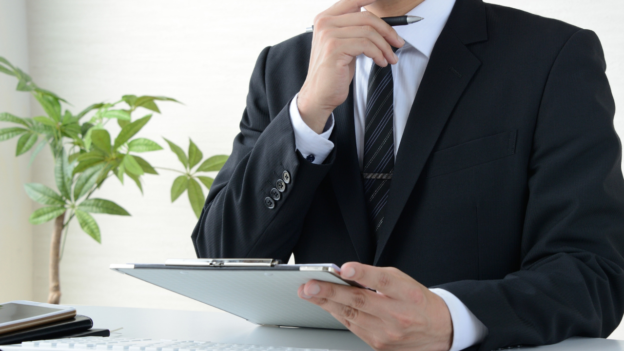 Leader pausing to review a message before communicating with an employee