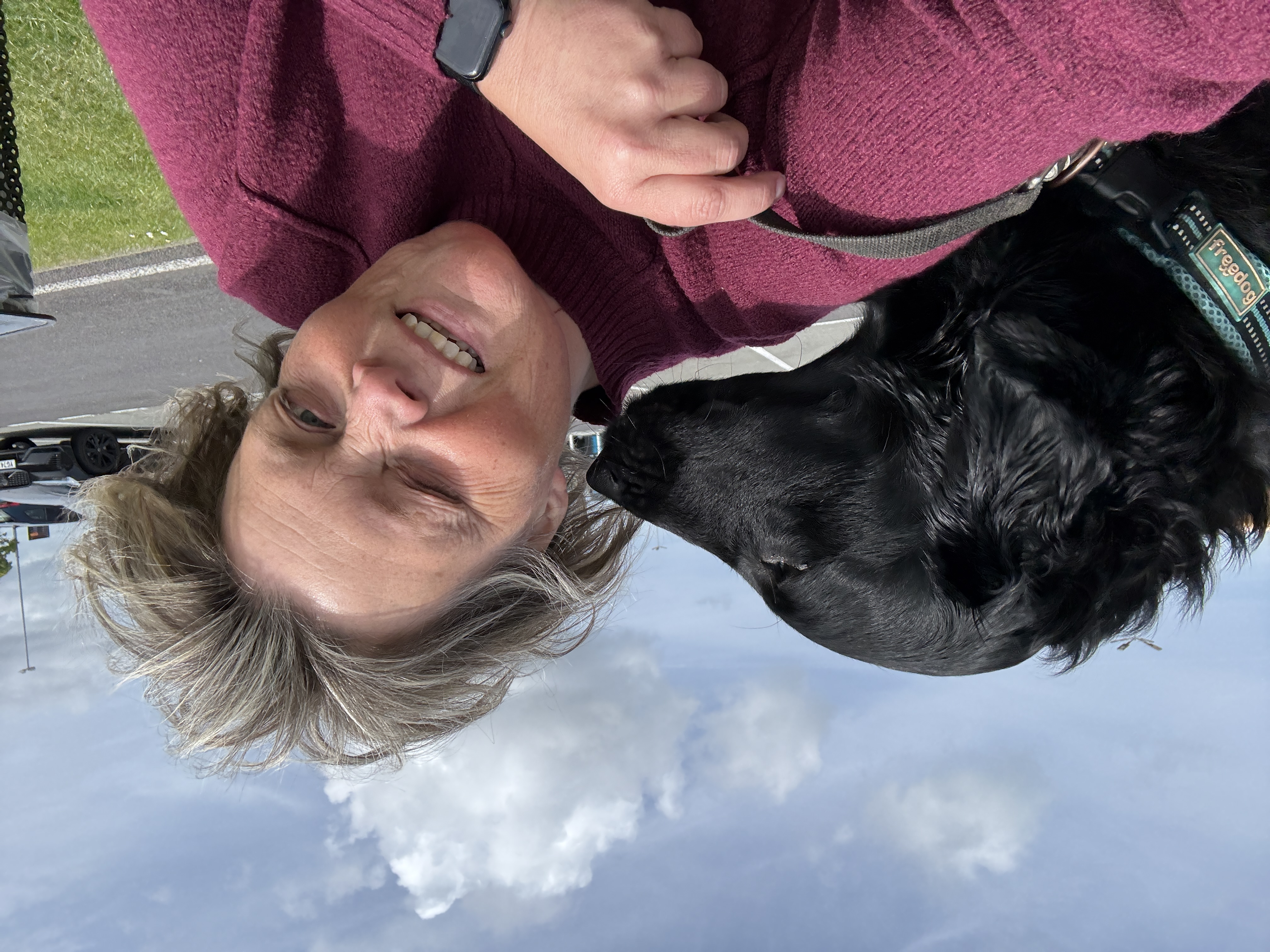 PLAATS HIER: warme foto van Monique met Iloy (zwarte Flatcoated Retriever) - Midjourney prompt 4
