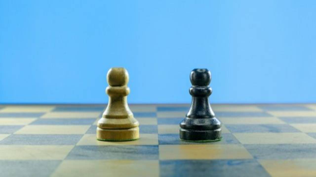 Comprison of chess pawns
