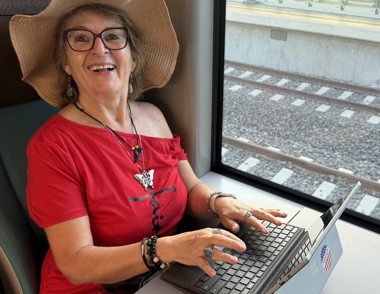 Dra. Gabriela Schaar Ford trabajando con computadora en el tren