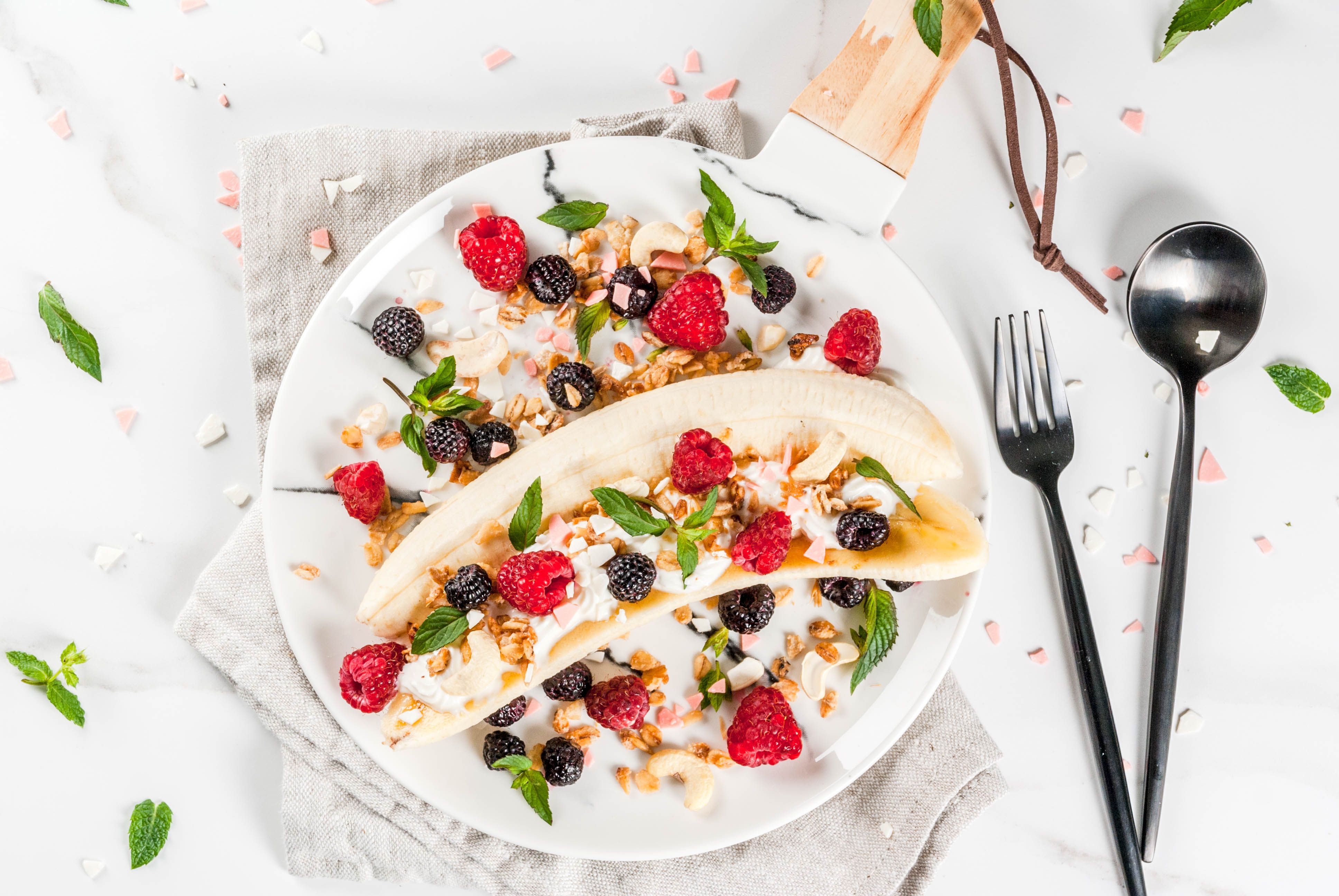 banana split with yogurt and berries