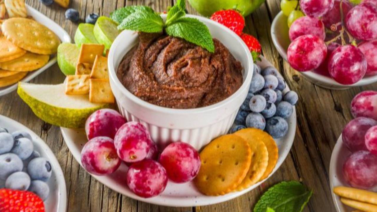bowl of chocolate hummus and fruit