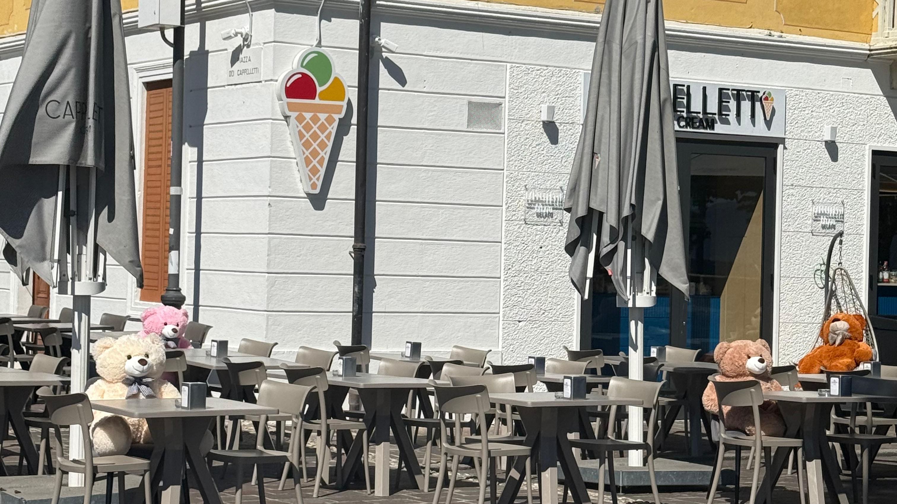Straßen-Café mit Teddybären auf den Stühlen