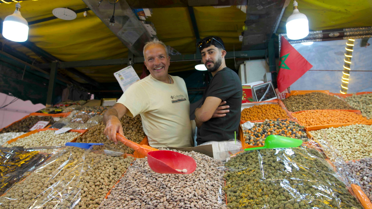 Jürgen with sales man of spices in Marrakesch