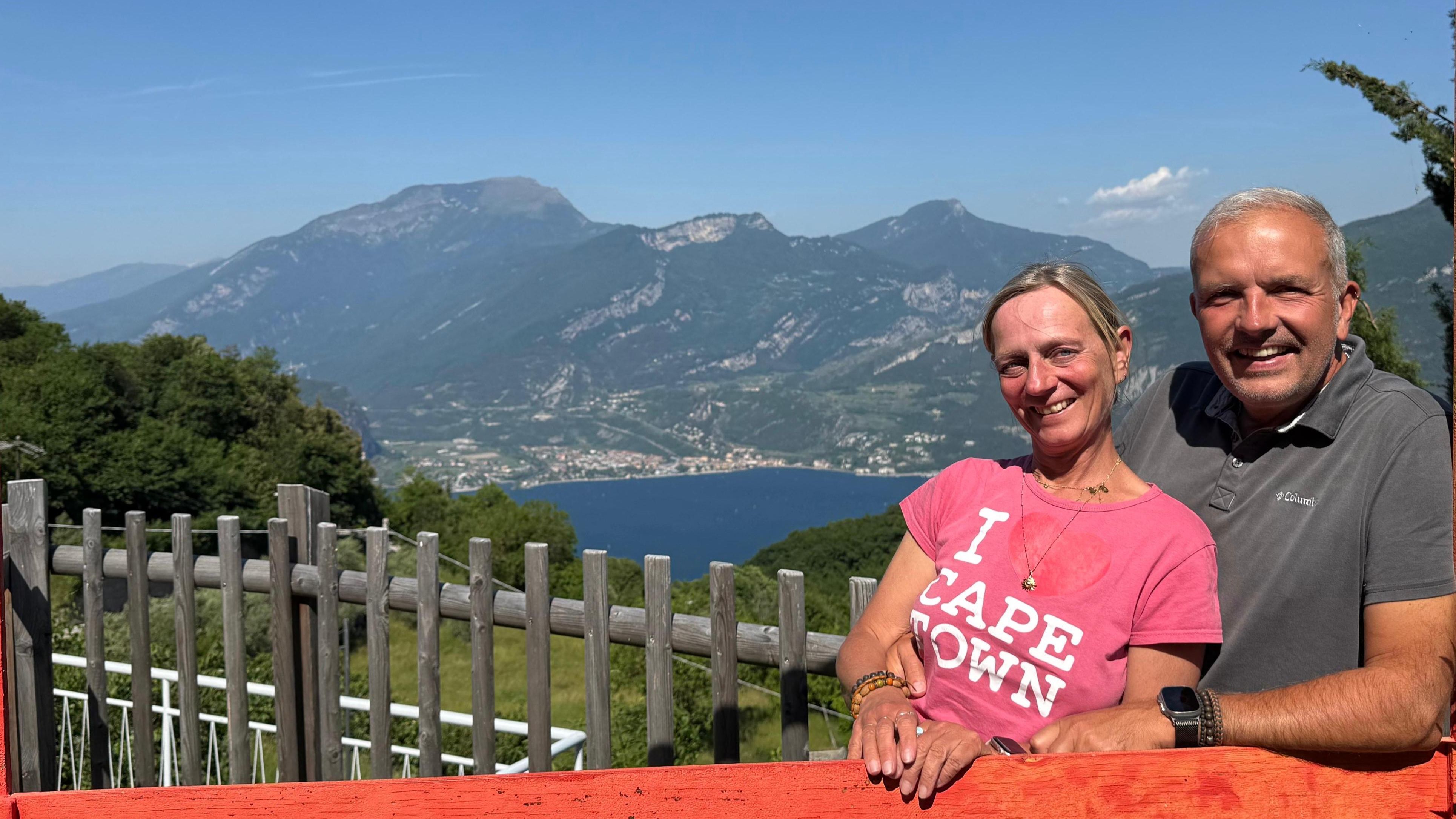 Alex und Jürgen im Bilderrahmen von Pregasina mit Gardasee im Hintergrund