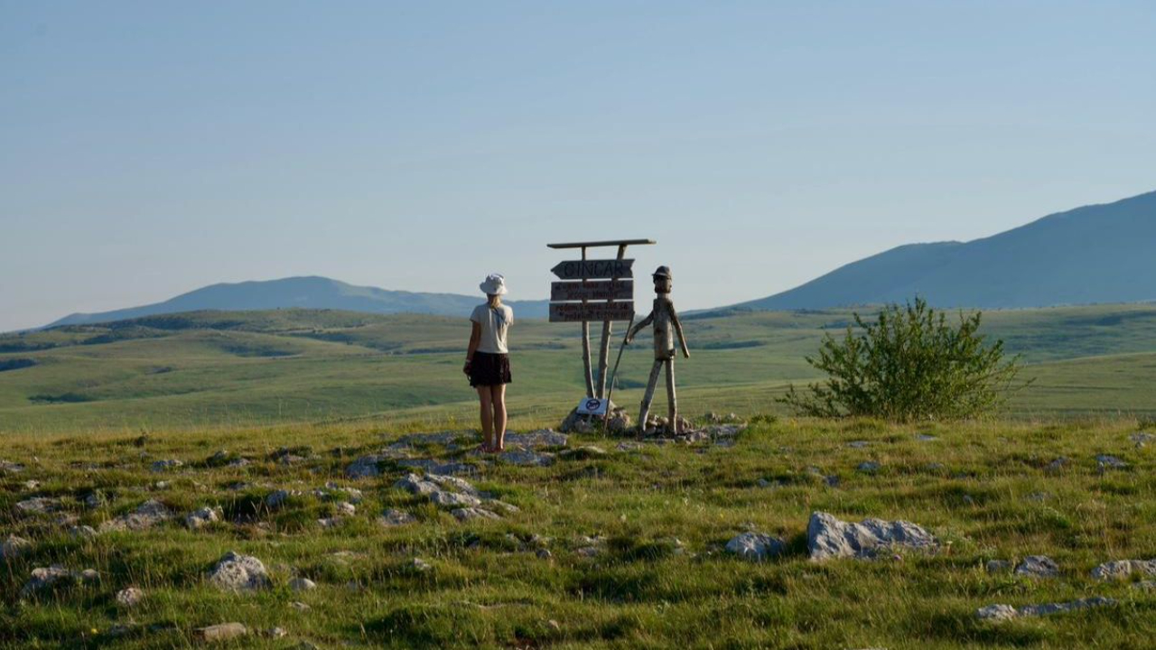 Alex vor Schild in Hochebene von Livno