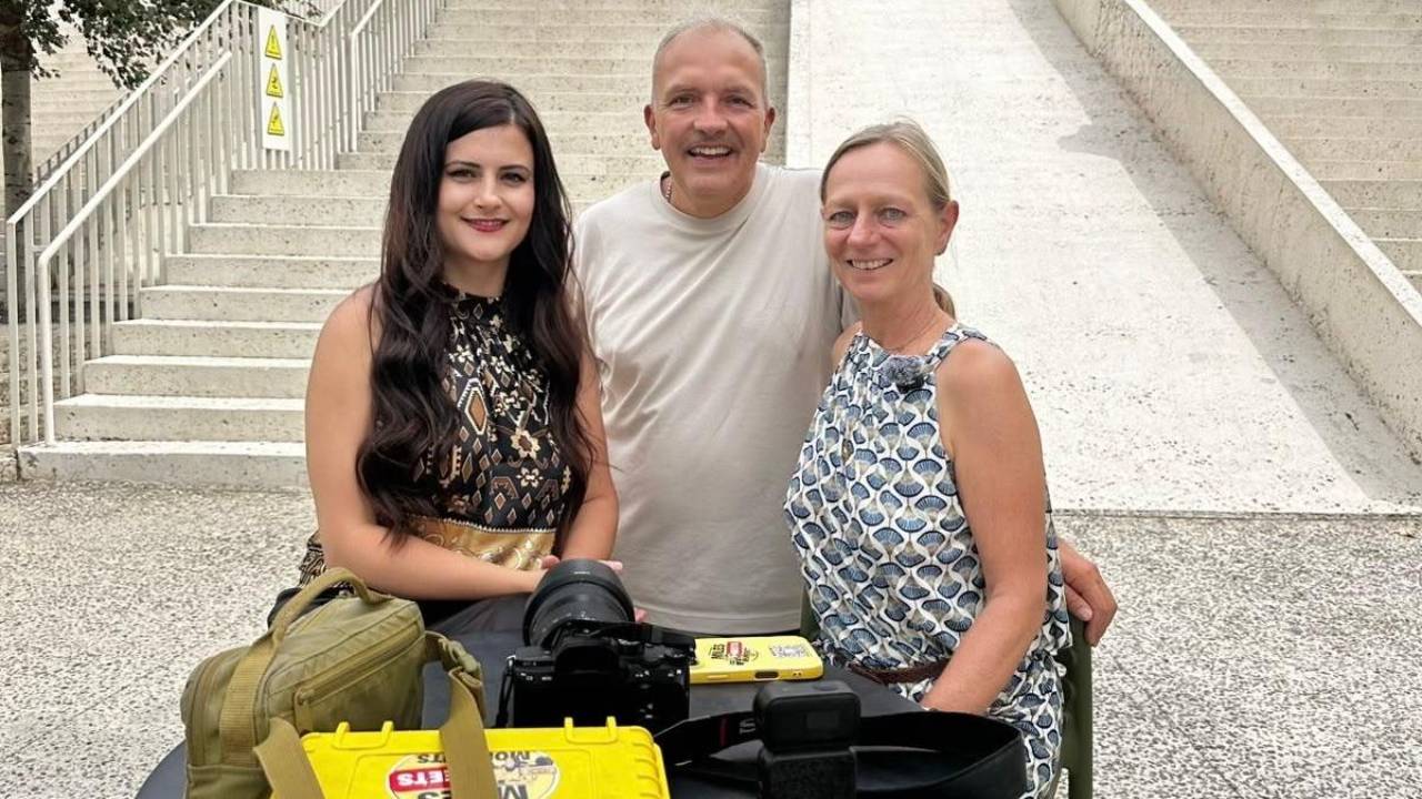 Alex, Jürgen und Aneida vor der Pyramide in Tiran