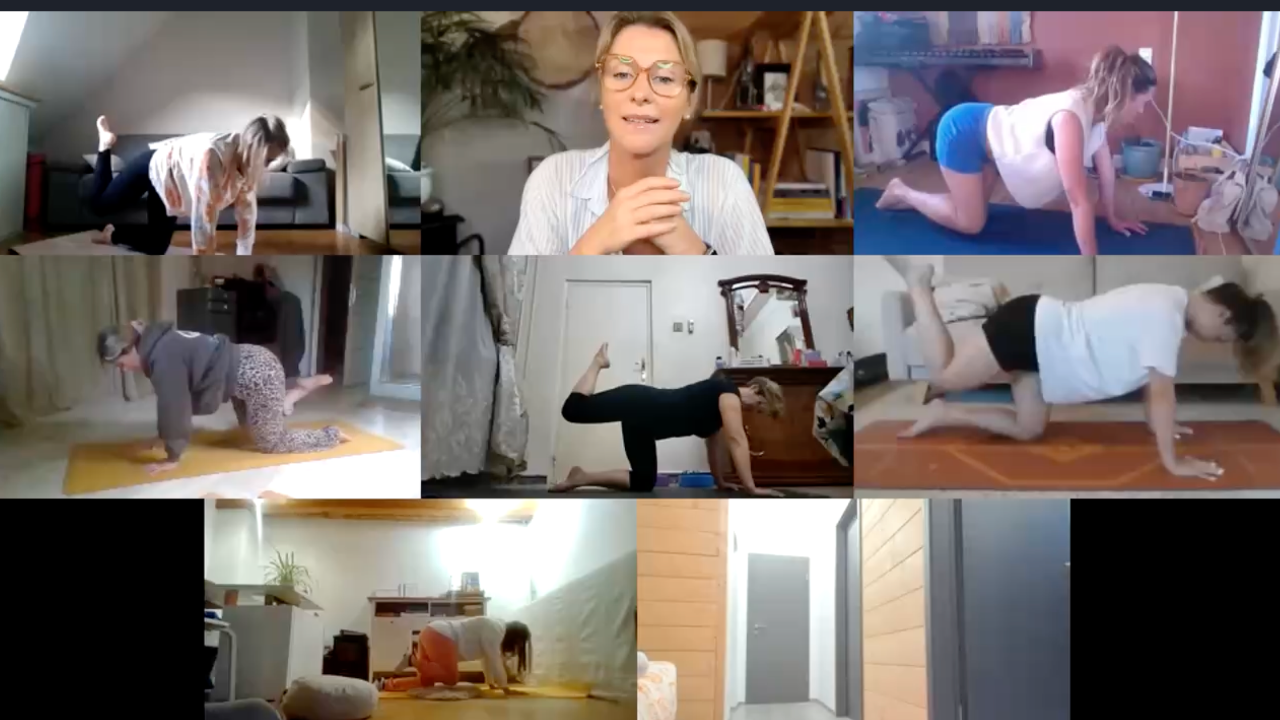 Une séance en ligne de la formation professeur de yoga 200h, avec Rachel au centre de l’écran et plusieurs élèves pratiquant depuis chez elles. Cette image reflète l’accompagnement, la diversité des participantes et le sentiment de communauté qui se développe tout au long de la formation.