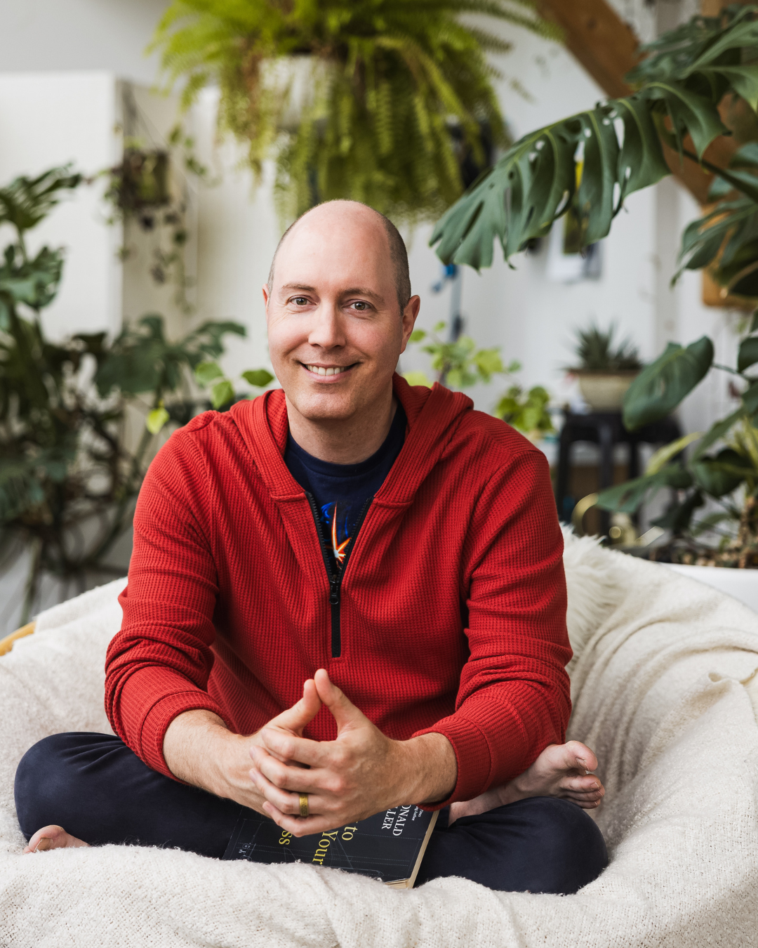 Daniel Desjardins en posture lotus, pull rouille, Guide en entrepreneuriat aligné et créateur du MCA