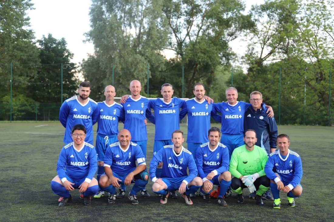 Ling-en Hsia avec son équipe de football