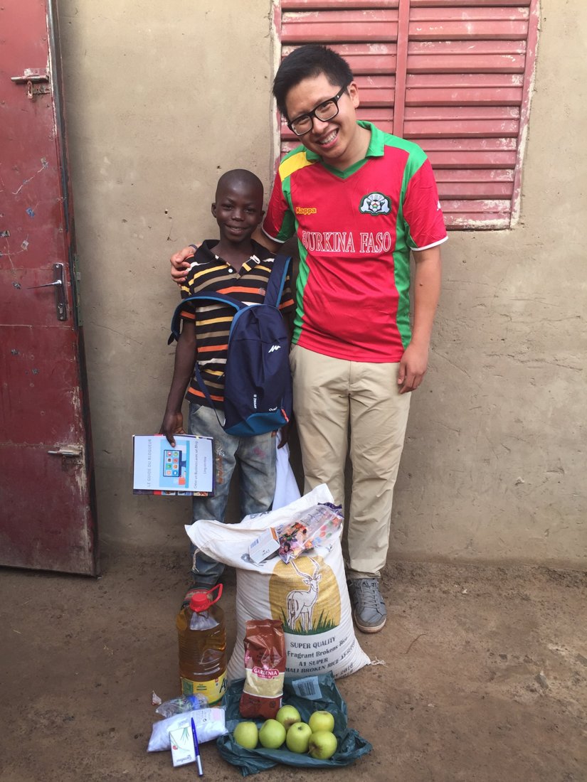 Ling-en Hsia auprès de son filleul au Burkina Faso