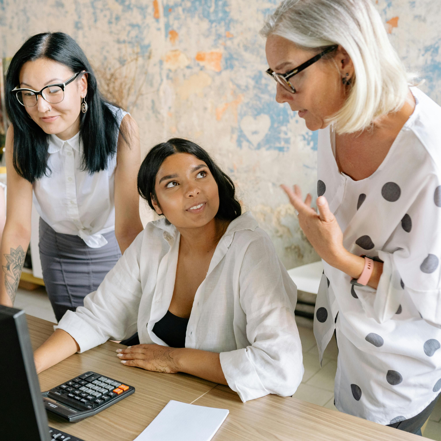 manager helping someone on a computer