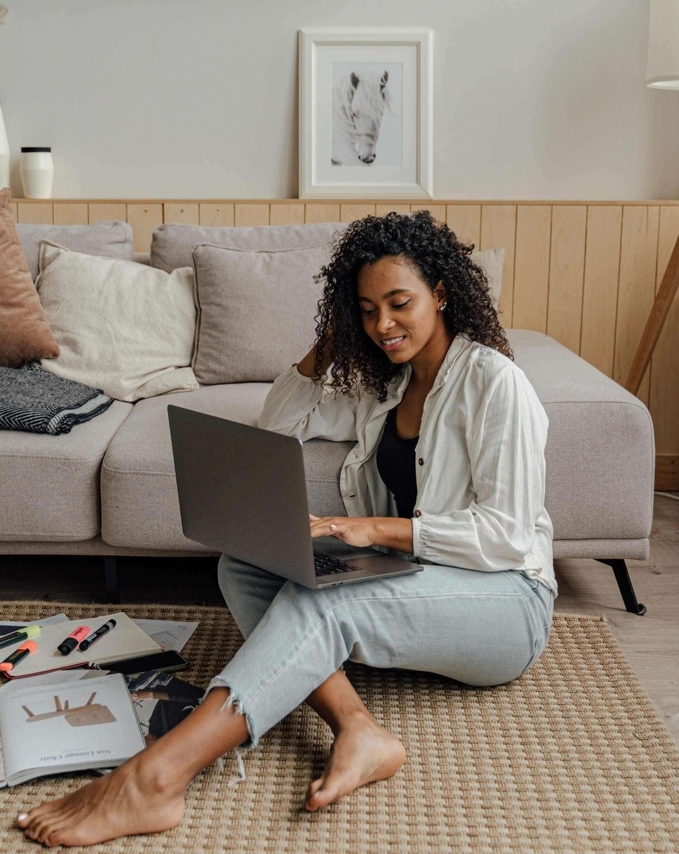 manager helping someone on a computer