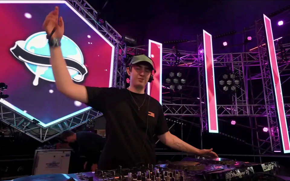 Leniz DJing on the Liquicity stage