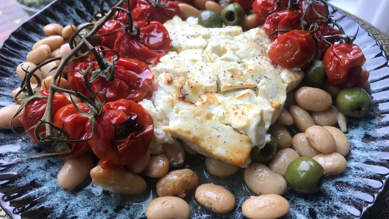 Baked feta met tomaatjes, boterbonen en oregano-citroendressing