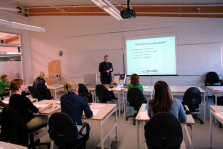 Jon Bjarnason teaching a live class at Hraðlestrarskólinn in Reykjavik, Iceland in 2006, refining The SRS Method with real students.