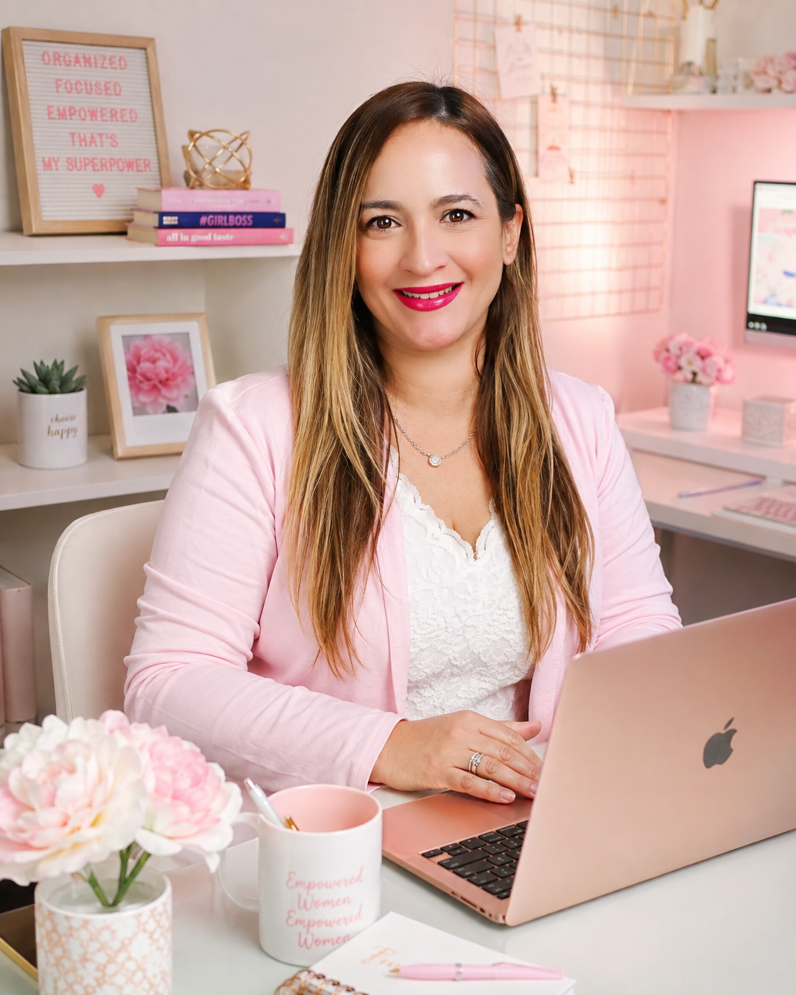 Lisandra Ramos trabajando desde su espacio de trabajo