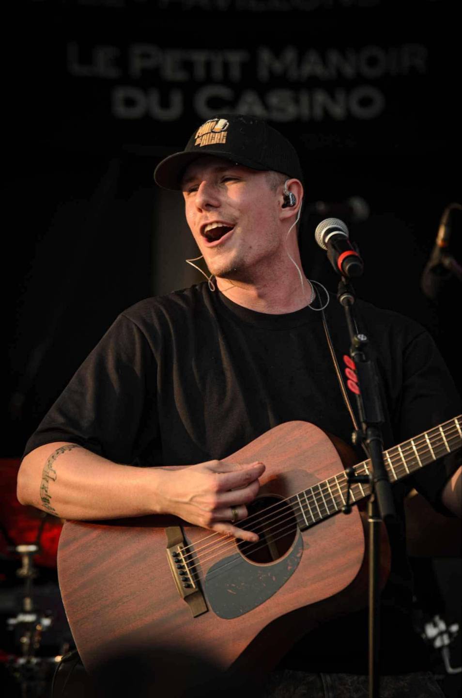 Philippe chante en s'accompagnant à la guitare