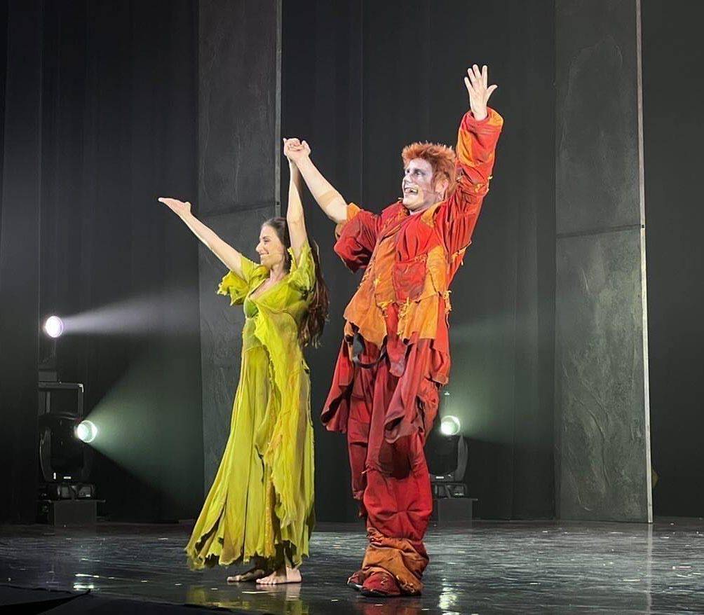 Philippe en Quasimodo salue le public aux côtés d'Esmeralda