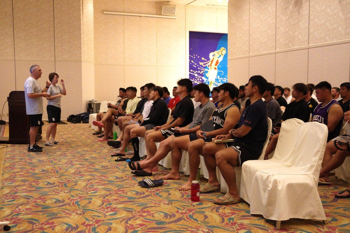 Dave Diggle taking a session with a seated squad