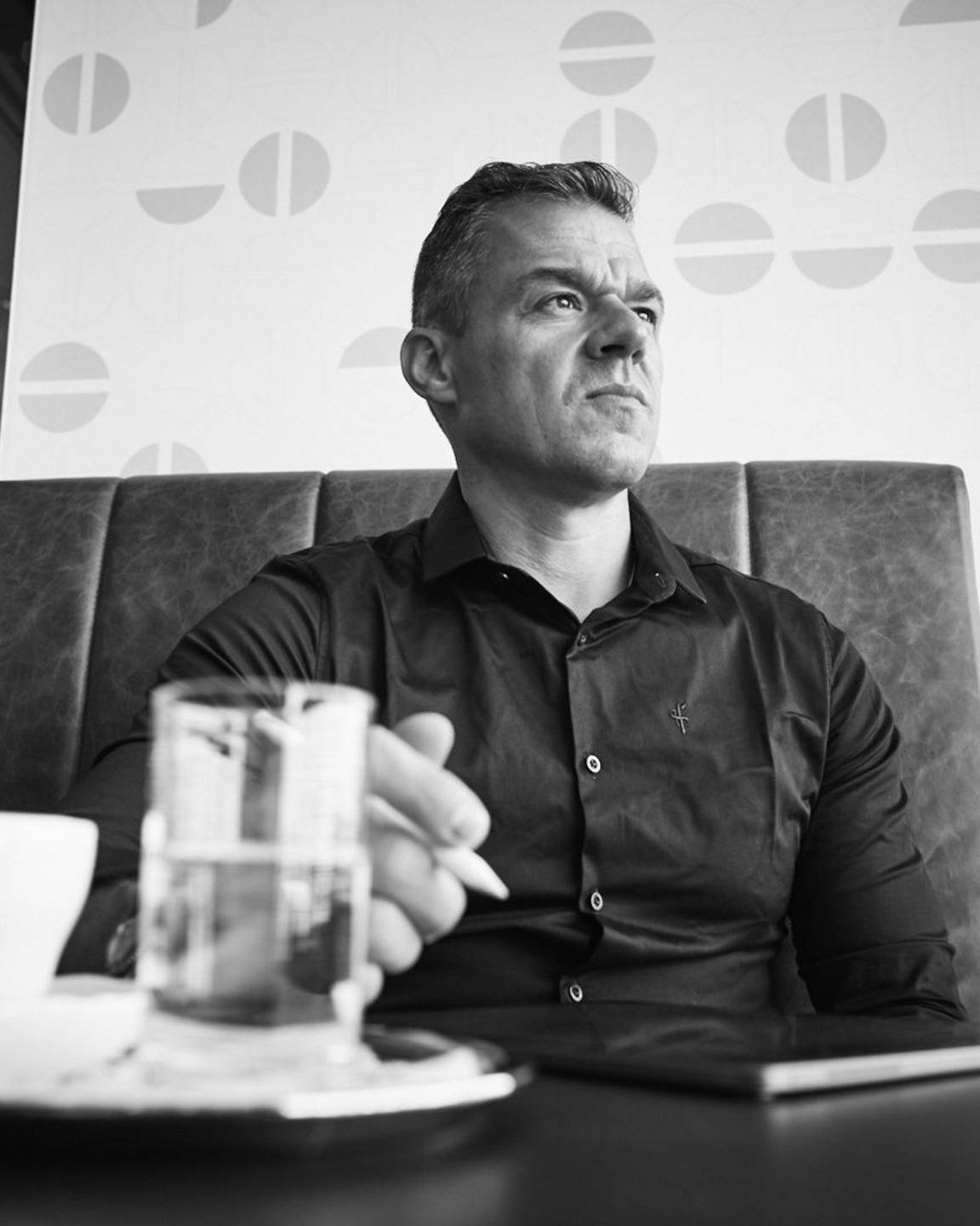 Alex mit Kaffee