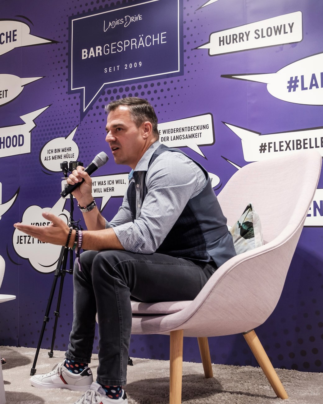 Alex Hurschler spricht auf der Bühne der Ladies Drive Bargespräche