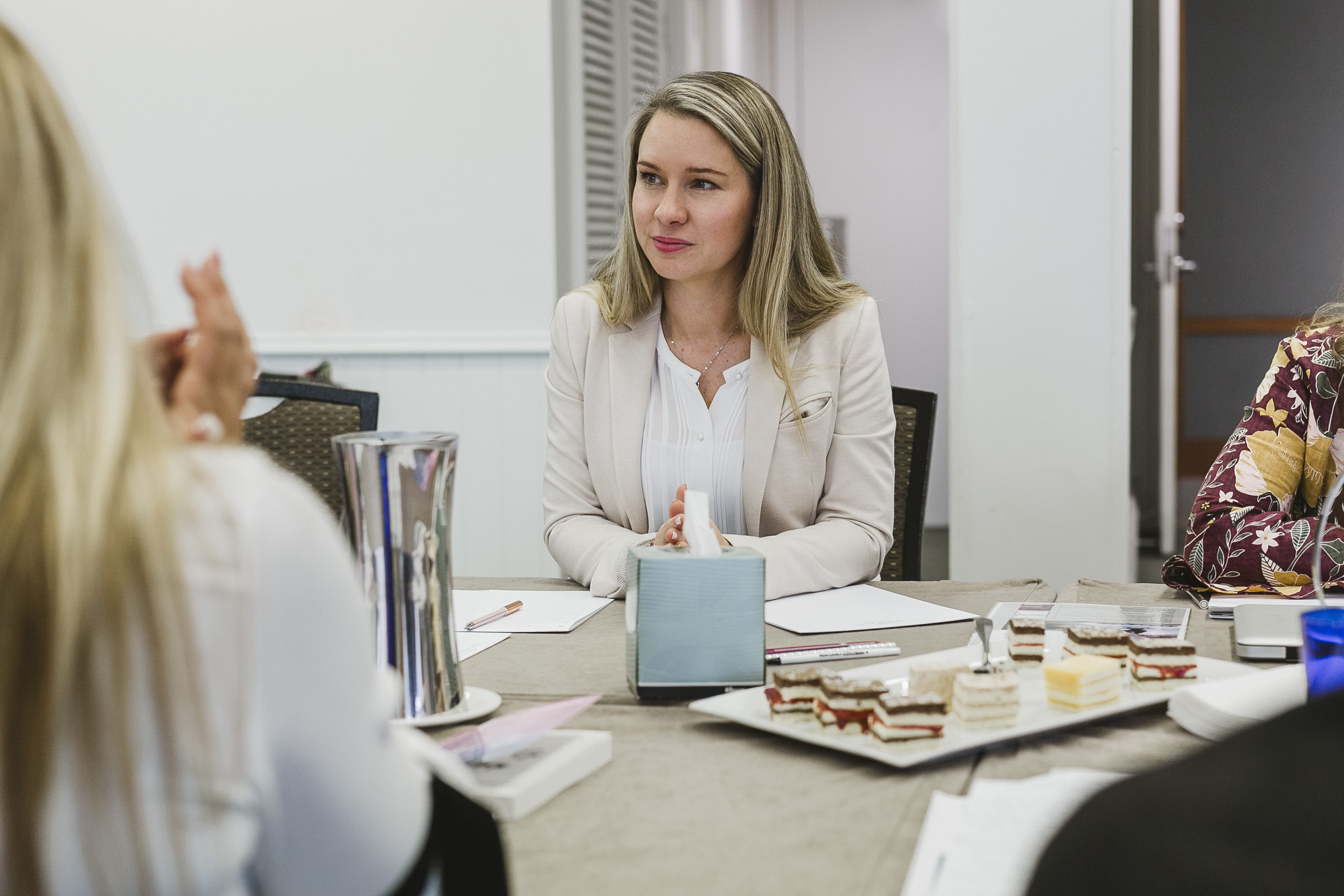 One-to-one strategic coaching conversation at an e-commerce mastermind event