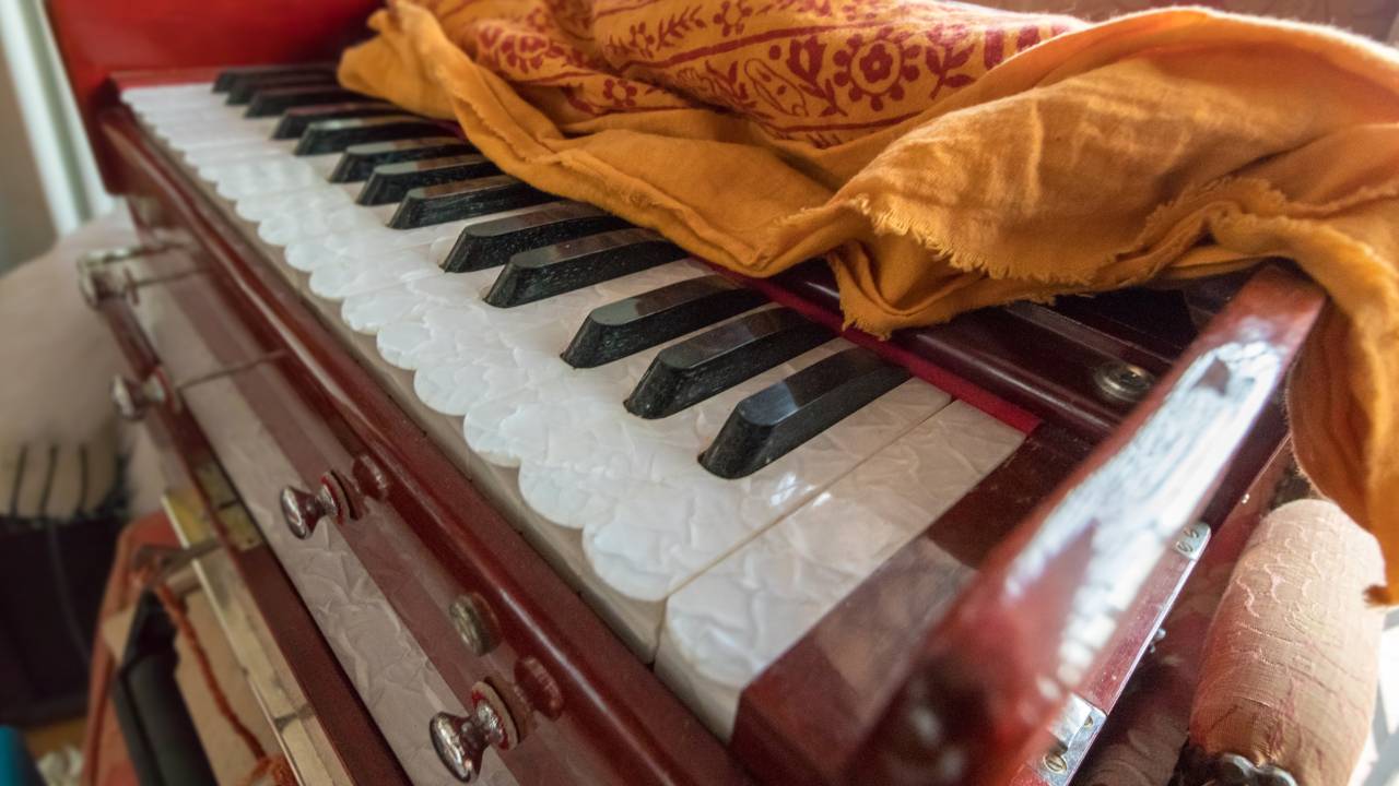 Complete Guide to Your Harmonium Harmonium 101