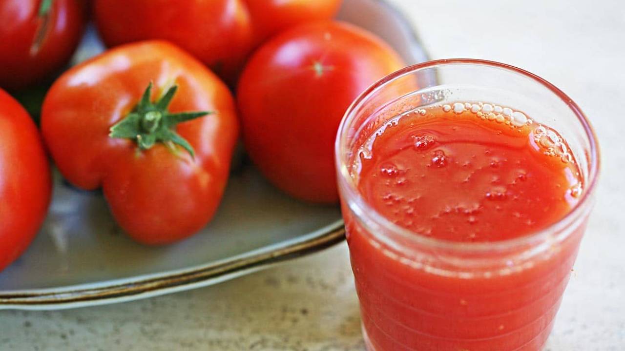 Tomato juice stay naturally hydrated