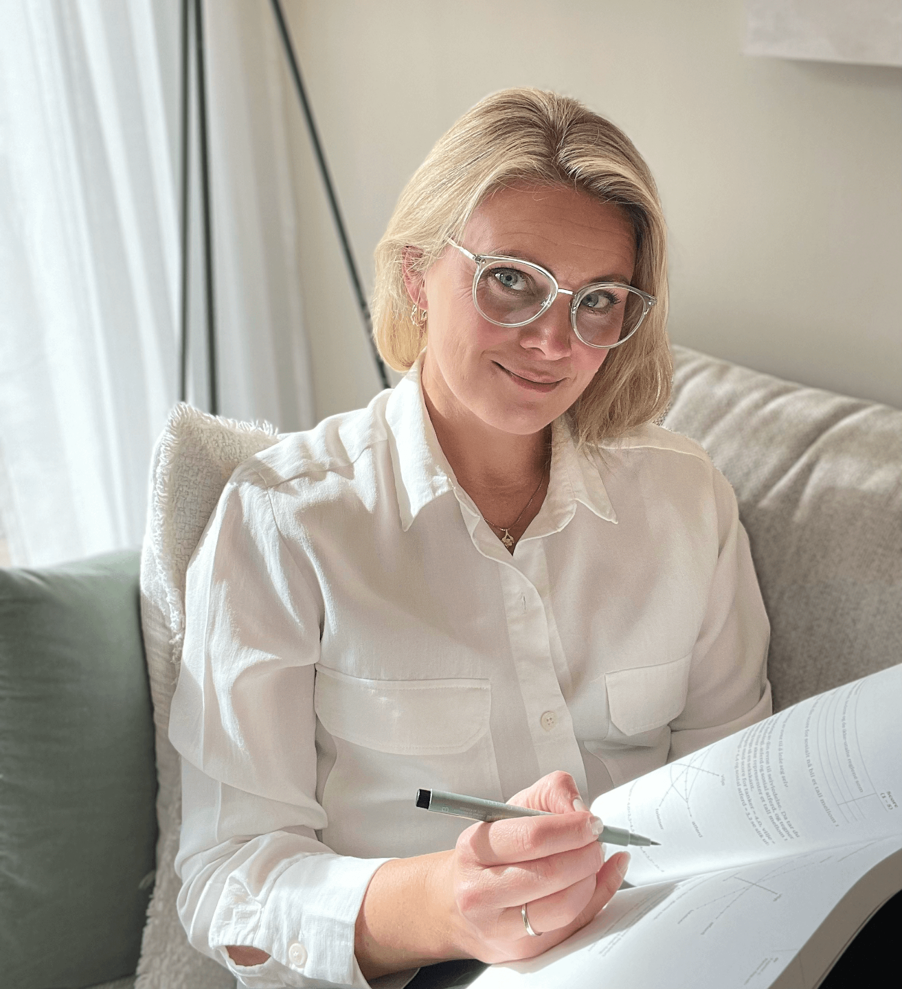 Kristin Weholt ved skrivebordet, portrettbilde