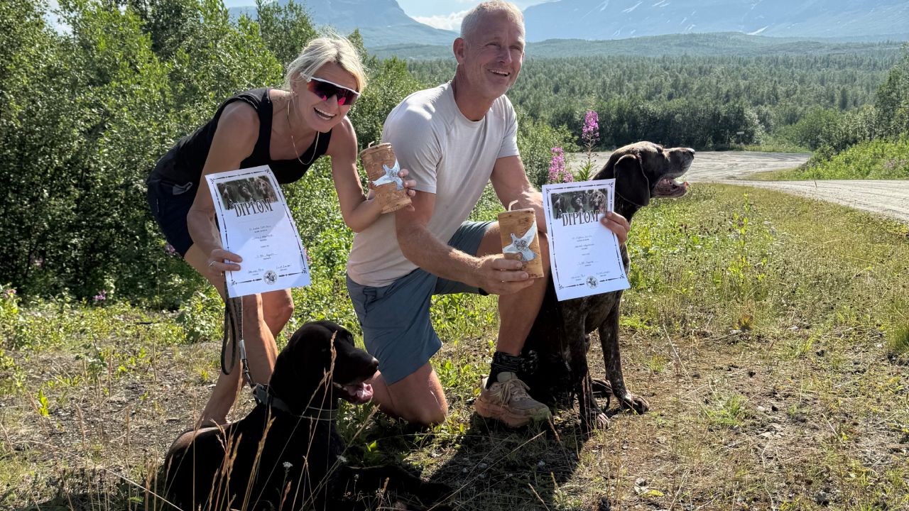 Stine Lønne Wigestrand sammen med vorsteherne Kim og Kenzo etter en vellykket apportsesong med ni 30-poengere og tolv førstepremier i AK.
