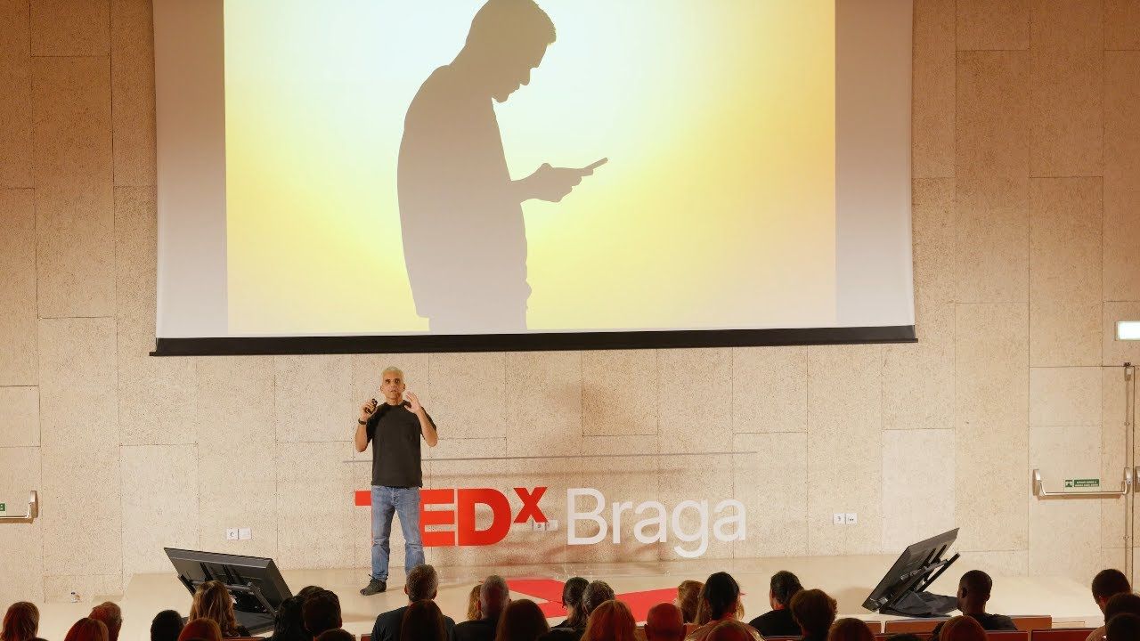 Lourenço de Azevedo no palco do TEDx Braga a apresentar a palestra Da Urgência à Resiliência