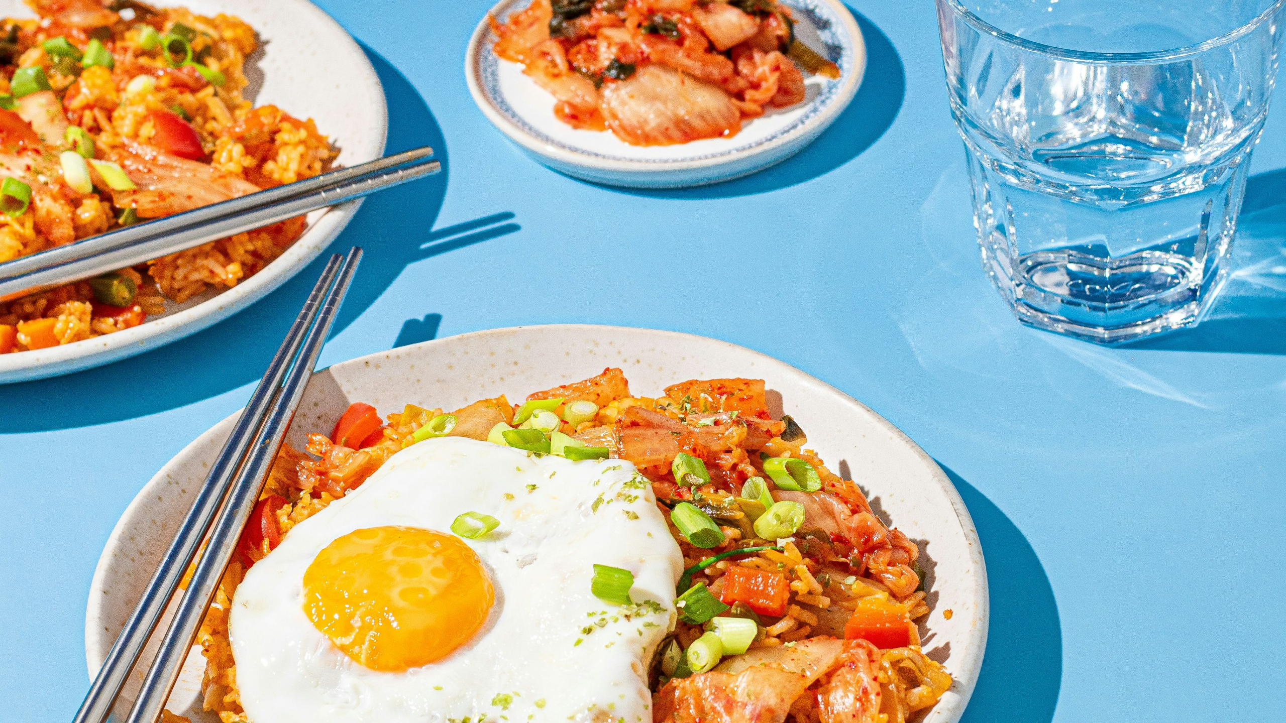 Personal Trainer Helsinki Marko Kuoppasalmi ohjaa asiakkaan voimaharjoittelua Töölön yksityisellä Kuntokompassi-studiolla.